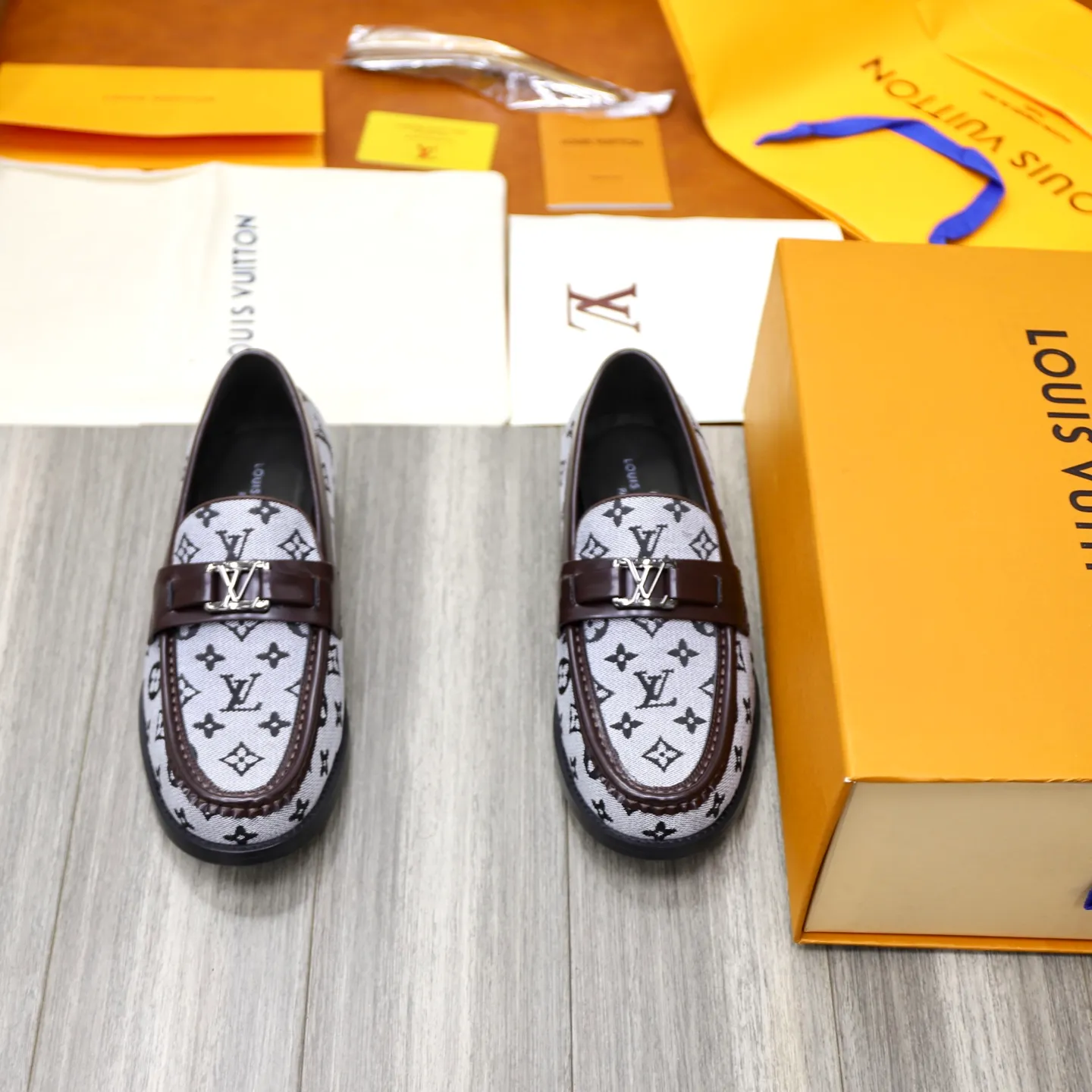Men's Men's Shoes💰💰920LV Louis Vuitton Slip-on Loafers, top quality products from Guangzhou, ready for sale! This LV Glove loafer is made of selected soft cowhide, with a slightly wrinkled leather surface and a very high-end texture. Each pair is unique. The leather surface is light and soft, with a fine texture and good luster. It is a classic loafer style, with exquisite handmade mark stitching on the toe, and a square toe configuration to highlight the classic style. The horizontal band has hot-printed LV three-dimensional letters, semi-solid handcrafts and a genuine leather outsole, and a rubber patch on the heel to create wear-resistant performance and comfort. One of the must-have loafers for men! Comes with full original packaging! Code number: 38-39-40-41-42-43-44 (38, 45, 46 customized) standard leather shoe code